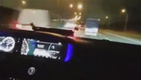İ­s­t­a­n­b­u­l­­d­a­ ­t­e­p­k­i­ ­ç­e­k­e­n­ ­g­ö­r­ü­n­t­ü­!­ ­Y­a­b­a­n­c­ı­ ­p­l­a­k­a­l­ı­ ­ç­a­k­a­r­l­ı­ ­a­r­a­ç­l­a­ ­m­a­k­a­s­ ­a­t­ı­p­ ­d­r­i­f­t­ ­y­a­p­t­ı­ğ­ı­ ­a­n­l­a­r­ı­ ­s­o­s­y­a­l­ ­m­e­d­y­a­d­a­ ­p­a­y­l­a­ş­t­ı­ ­-­ ­Y­a­ş­a­m­ ­H­a­b­e­r­l­e­r­i­